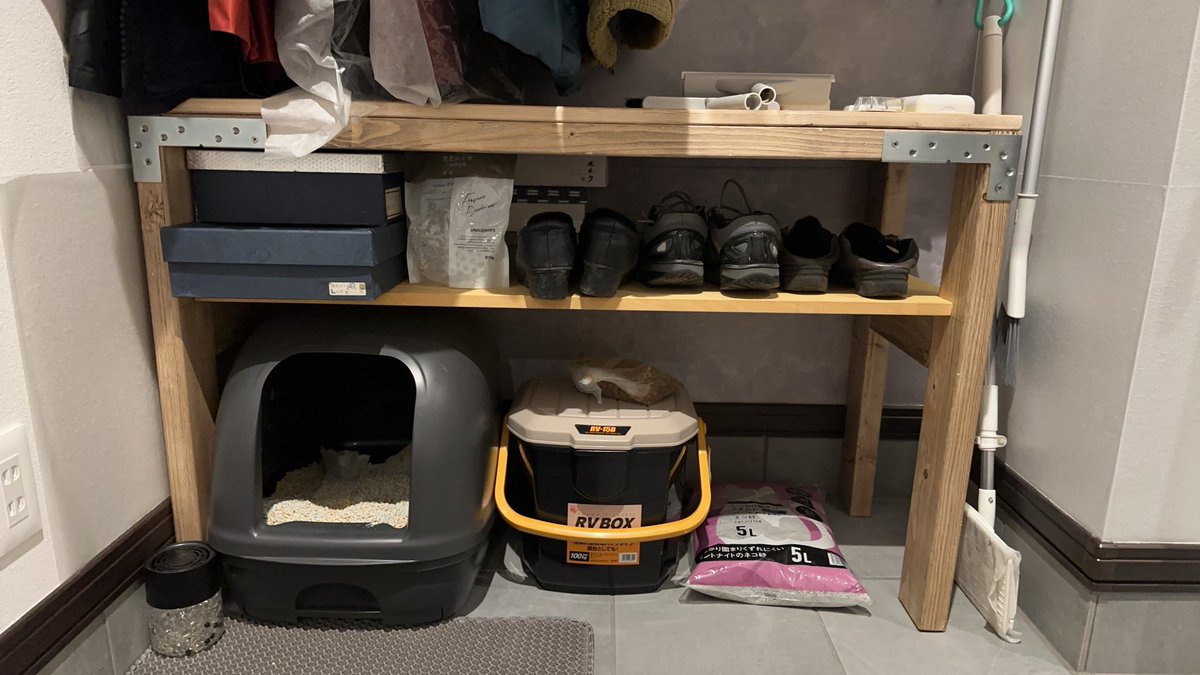 Diy2Cat's tweet photo. 実家の建て替えが終わり、引越しの手伝いに北海道に帰省。

猫のトイレや餌を収納出来る棚作りと、クローゼットのポール増やしました😃

初めてグラインダーでポールカットに挑戦したけど…回転系はやっぱ怖いと感じたので、次、使うことは無いと思いました😅 https://t.co/n4VfjbfizS