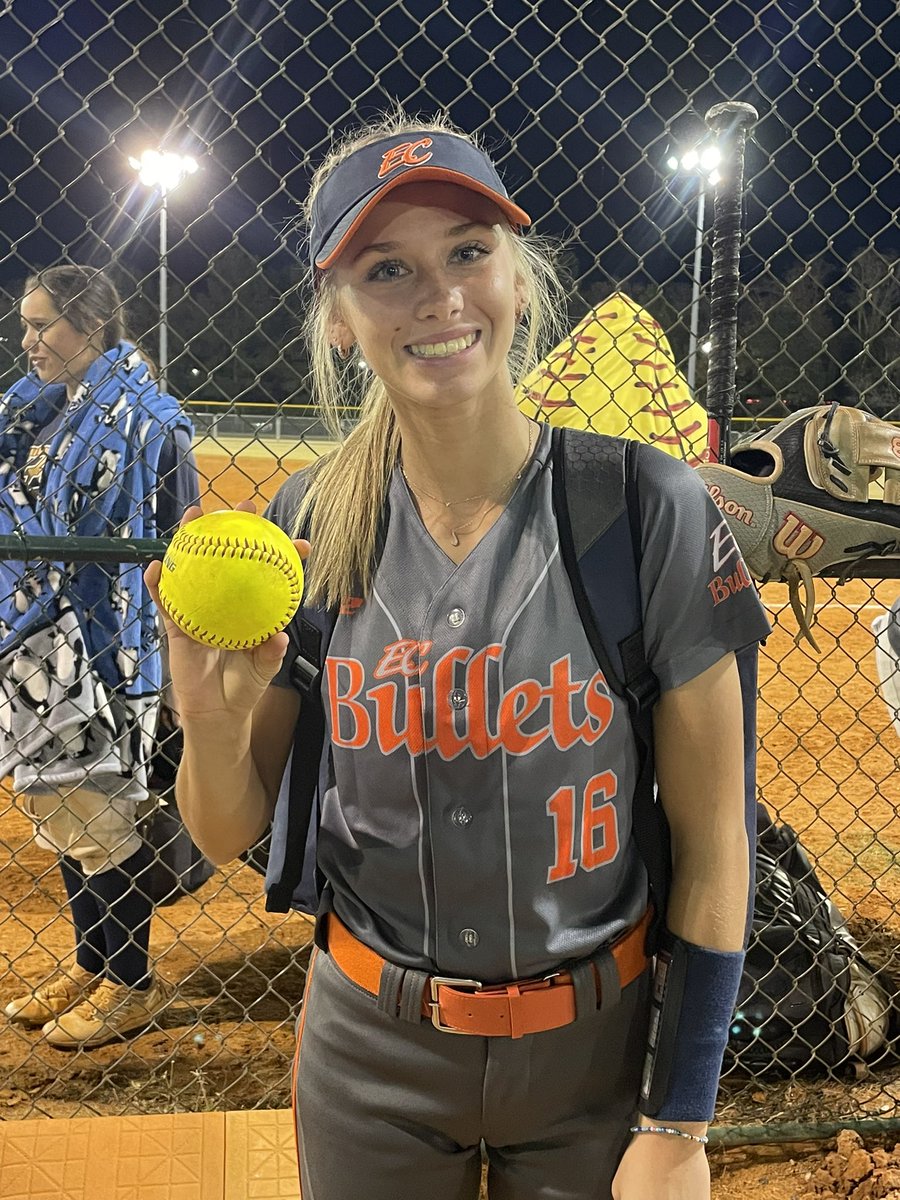maddismith2026's tweet photo. Great first day at the Thunderbolts Showcase! I had many plays at shortstop and a home run to top off the day! Can’t wait to get out there tomorrow! @AUMWarhawksSB @BerrySoftball @RazorbackSB @UWGSoftball @bulletsmcmahan https://t.co/JODwrGHQDZ