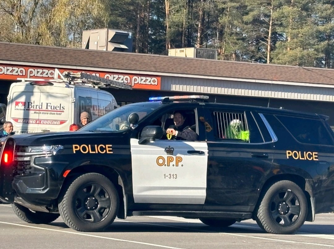 OPP_CR's tweet photo. #NottyOPP members attended the Santa Claus Parade hosted by #essatwp. Officers assisted with road closures along Mill Street in Angus and can even be seen riding in the Parade with the Grinch in the back of the cruiser.
Thank you to everyone's patience this morning.^ia https://t.co/tu20o01KAS