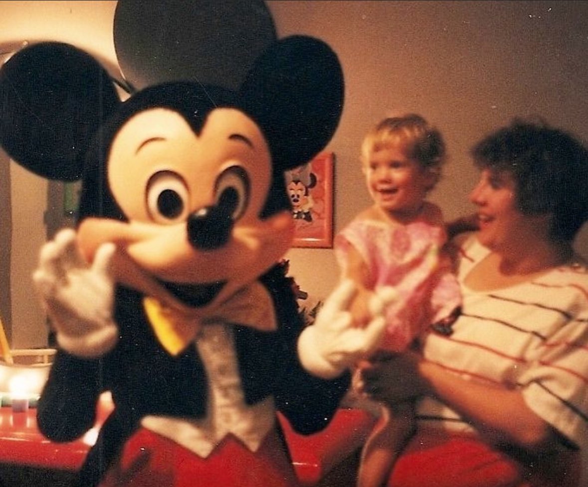 DeeMagicGurl's tweet image. Happy birthday @mickeymouse! Thanks for being one of my oldest friends, greatest boss, and a reminder to never give up on my dreams. #happybirthdaymickey