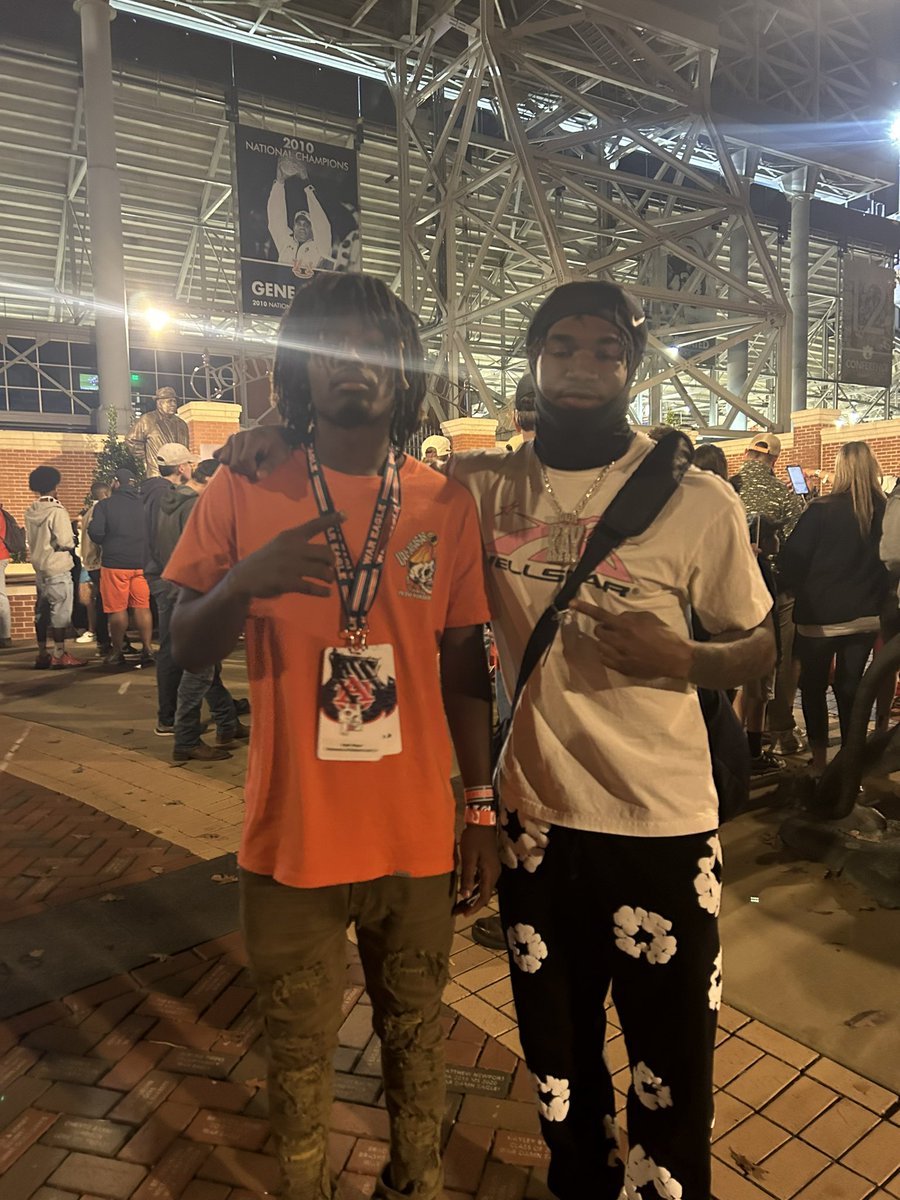 ReshodCurtisjr_'s tweet photo. Great Visit at the plains‼️Glad to be back (Check out these DAWGS)
@huck_hensley @AshtonCaldwell_ @AuburnFootball @TrovonReed @CoachDavisWR @cannon_monty @_kayinlee @PlayBookAthlete @coachtslaton12 @RecruitGeorgia @CalebJ_Rivals @WRHitList @Wideout_Tech @AuburnFootball https://t.co/OA3dprFPJa