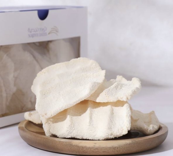 جدتي الله يحفظها ويطول بعمرها كانت تسويها لنا وحنا صغار، ولكن ما تستعمل جبنة الفيتا تستعمل المضير (بقل) والزبدة تبدلها بالسمن تطلع الذ بكثير. 

الصورة ماخوذة من تمور نجدية <a href="/Dates_nagdia/">تمور نجدية</a>