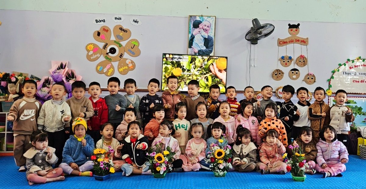 Kỷ niệm ngày 20.11 các cháu thi cắm hoa tặng các cô ạ.
Chào mừng ngày nhà giáo việt nam ạ