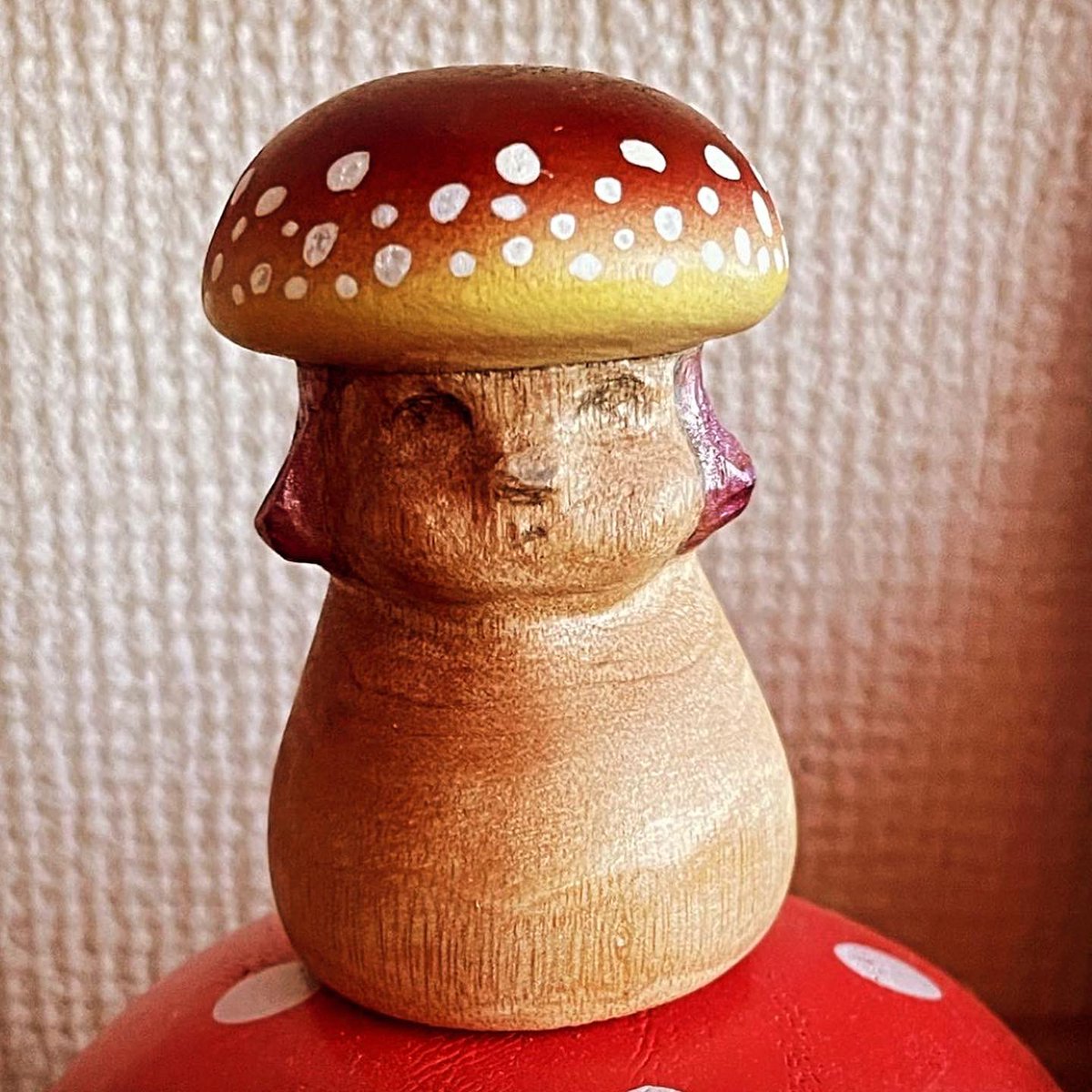 きのこの妖精こさえました🍄
#木彫りきのこ #きのこ #木彫り #woodcarving #mushroomart