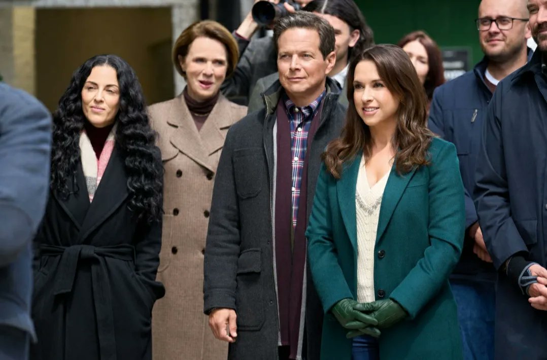 PinkSunsetxo's tweet photo. A Merry Scottish Christmas starring Lacey Chabert and Scott Wolf premieres on Hallmark Channel right now !! 🎄🌟❤🏴󠁧󠁢󠁳󠁣󠁴󠁿🏴󠁧󠁢󠁳󠁣󠁴󠁿 #AMerryScottishChristmas @IamLaceyChabert  @scottwolf 

📸 Hallmark Media

&amp; Laceys &amp; Scott's wardrobe done by the talented @Keith_Costumes 

@syntheticcinema https://t.co/IPAbh5ndc3