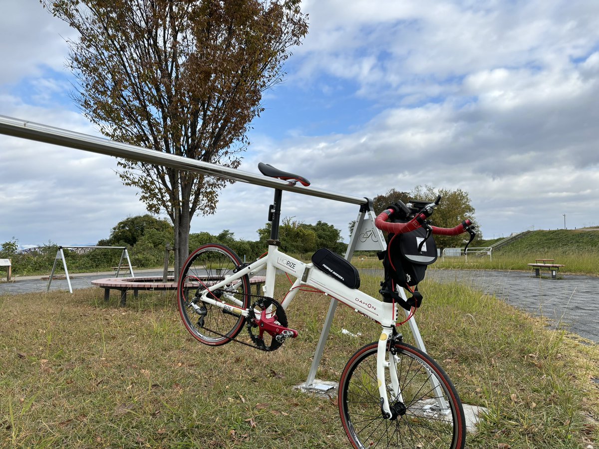 _tossy_'s tweet photo. オーバーホール明けのシェイクダウン。
半年ぶりくらいかな、DAHIN HORIZE 451カスタム！
ロードも楽しいけど、ミニベロ、やめられないなー
#ポタリング #ポタリングフォト #ミニベロ #ミニベロカスタム #ミニベロポタリング #minivelo #dahon #dahonhorize #折りたたみ自転車 #おりたたぶ https://t.co/OwVul2xOCE
