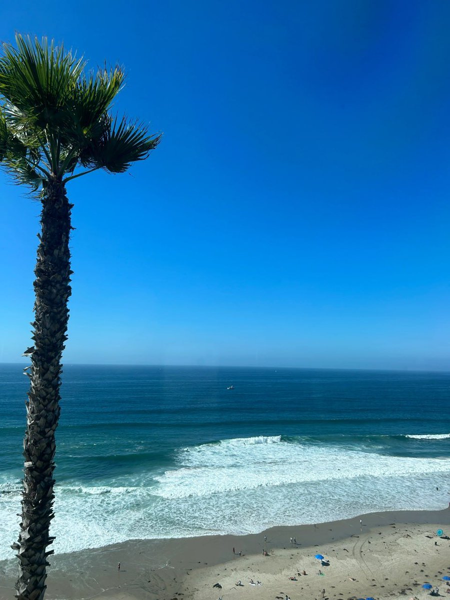 I like to watch the sea quietly by myself, and I like to listen to the memories of the sea slowly.