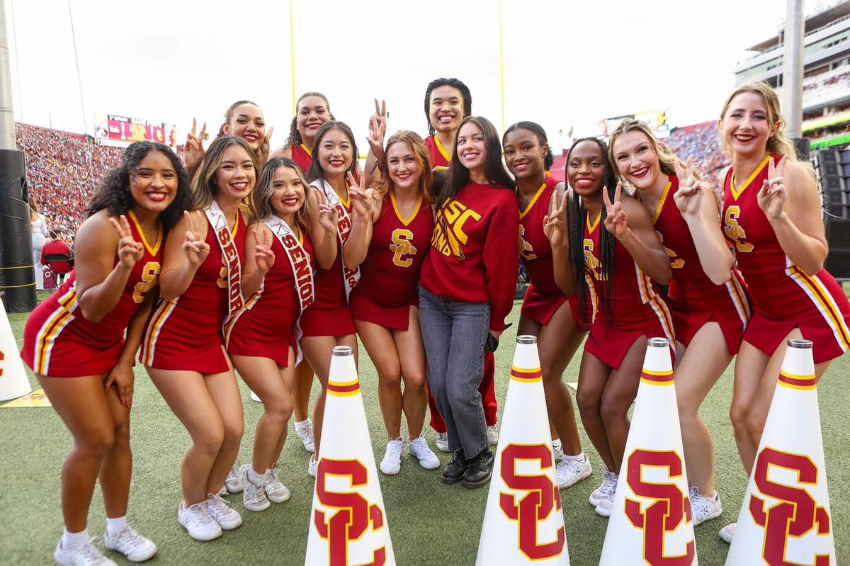 OliviaRodrigoPH's tweet photo. "Introducing our newest memberβ¦ @/oliviarodrigo β€οΈπ£
#uscspiritleaders"
πΈ| Olivia via USC's Instagram post https://t.co/694IxHpeX0