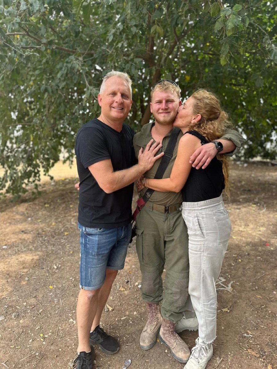 visegrad24's tweet photo. Shahar Friedman saying goodbye to his parents before the ground invasion of the Gaza Strip.

He was just killed in battle against Hamas.

Before being called up to serve, he worked with kids with special needs.

Rest in Peace Shahar https://t.co/Seq5I6iG5l
