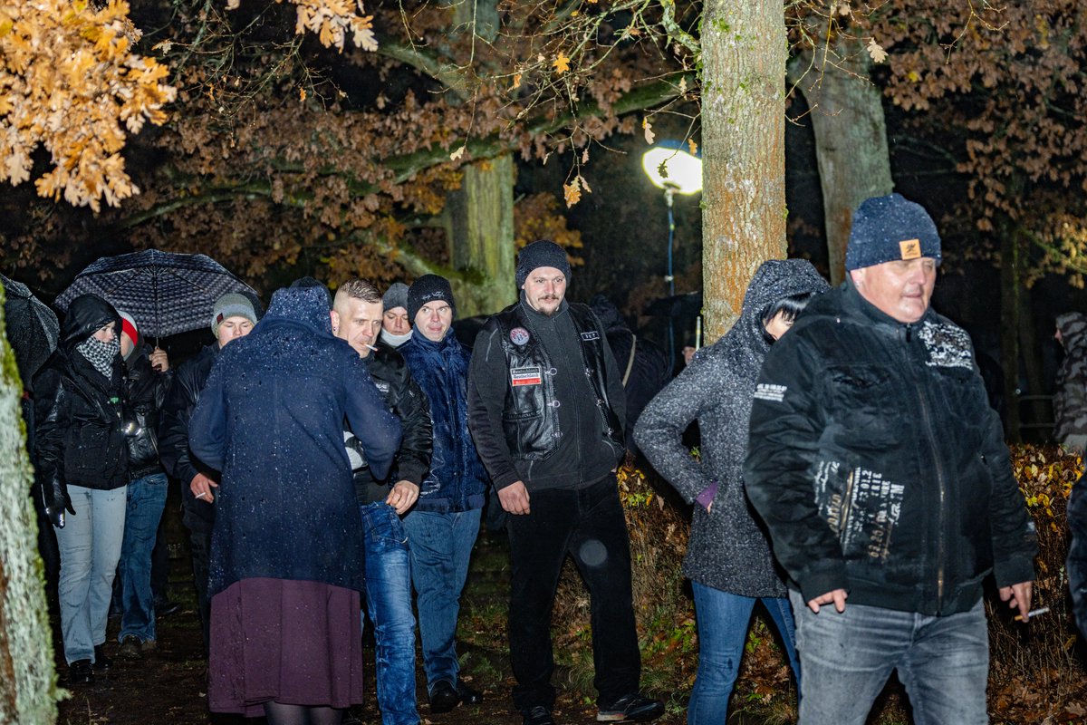 Etwa 95 TN bei #neonazis|tischem 'Heldengedenken' mit Fackelmarsch in #Schleusingen #Thüringen.
Angemeldet wurde die Veranstaltung von Tommy Frenck, Redebeitrag und Livemusik kamen von Axel Schlimper.
#hbn1811

Alle Fotos: flic.kr/s/aHBqjB3NvQ