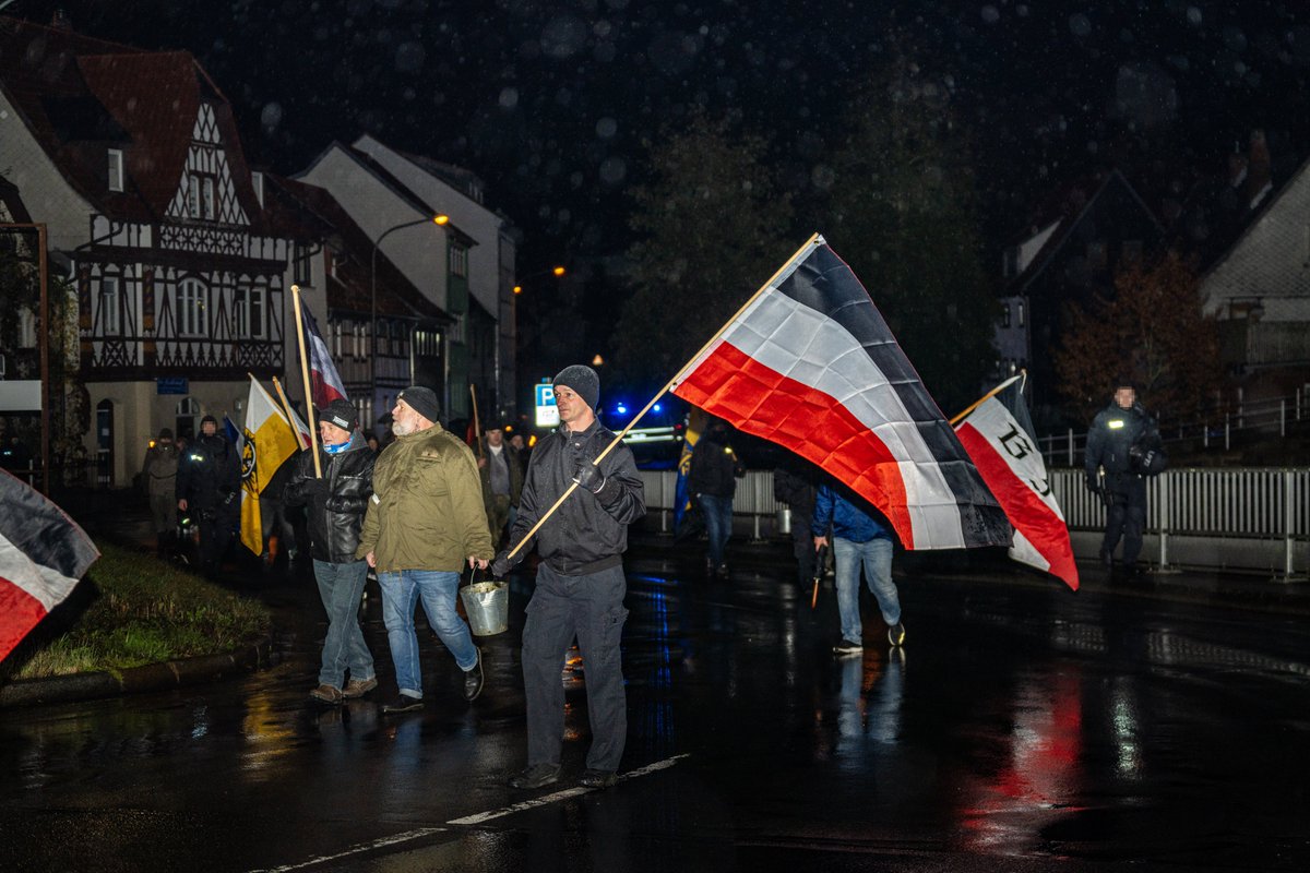 foto_kemp's tweet photo. Etwa 95 TN bei #neonazis|tischem "Heldengedenken" mit Fackelmarsch in #Schleusingen #Thüringen.
Angemeldet wurde die Veranstaltung von Tommy Frenck, Redebeitrag und Livemusik kamen von Axel Schlimper.
#hbn1811
Alle Fotos: https://t.co/cauZAwsU7a https://t.co/1SBsidhH0V