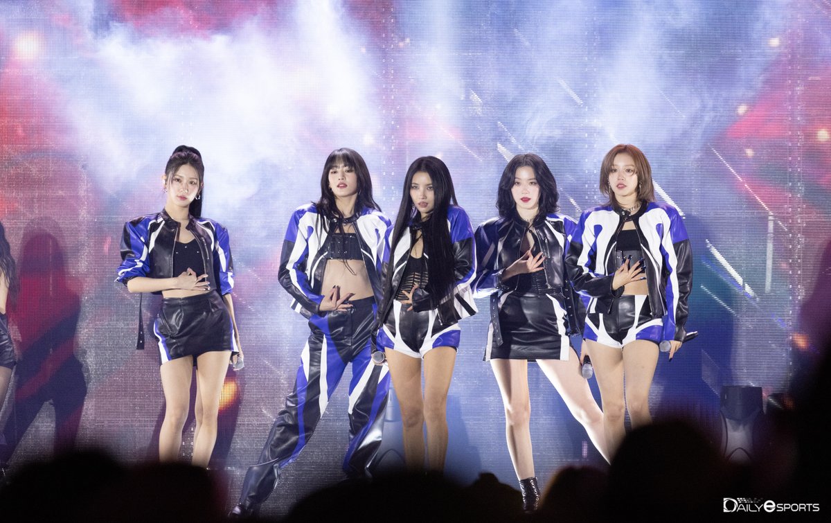 kenzi131's tweet photo. Worlds Fan fest Concert (G)I-DLE .@G_I_DLE @lolesports https://t.co/Yh0OdpXnqP