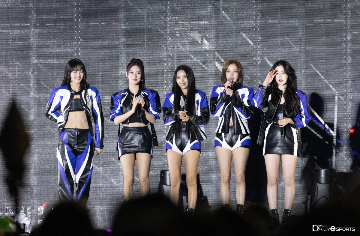 kenzi131's tweet photo. Worlds Fan fest Concert (G)I-DLE .@G_I_DLE @lolesports https://t.co/Yh0OdpXnqP
