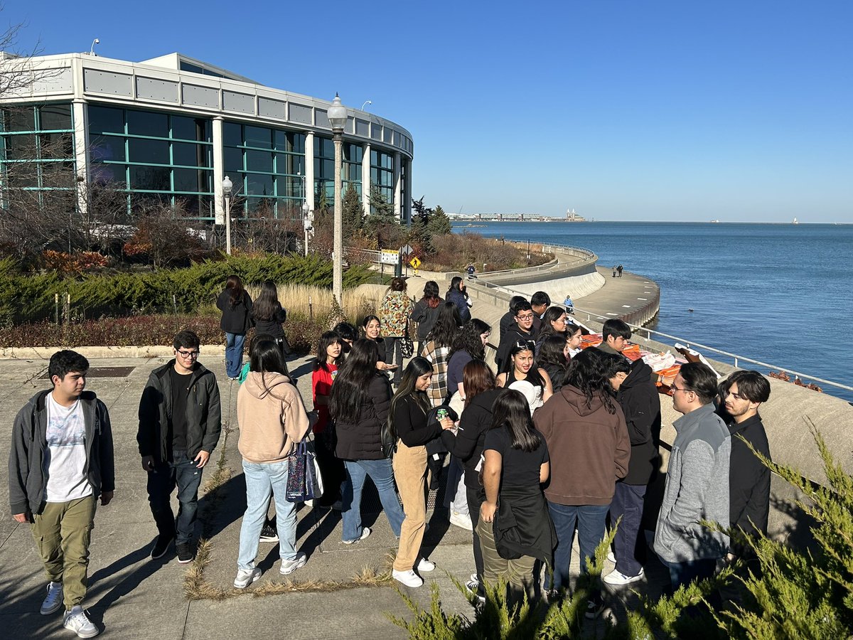 BGovertsen's tweet photo. Pizza with a VIEW after exploring the Shedd Aquarium🔆 I can’t wait to see what Ola’as is up to next month! https://t.co/MgYrnCc7YL