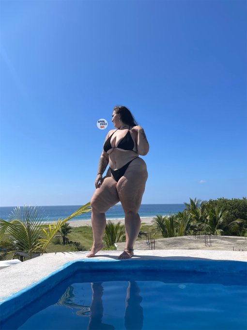 2 pic. Thickest thighs in the game ? https://t.co/yqUv4ACTYG