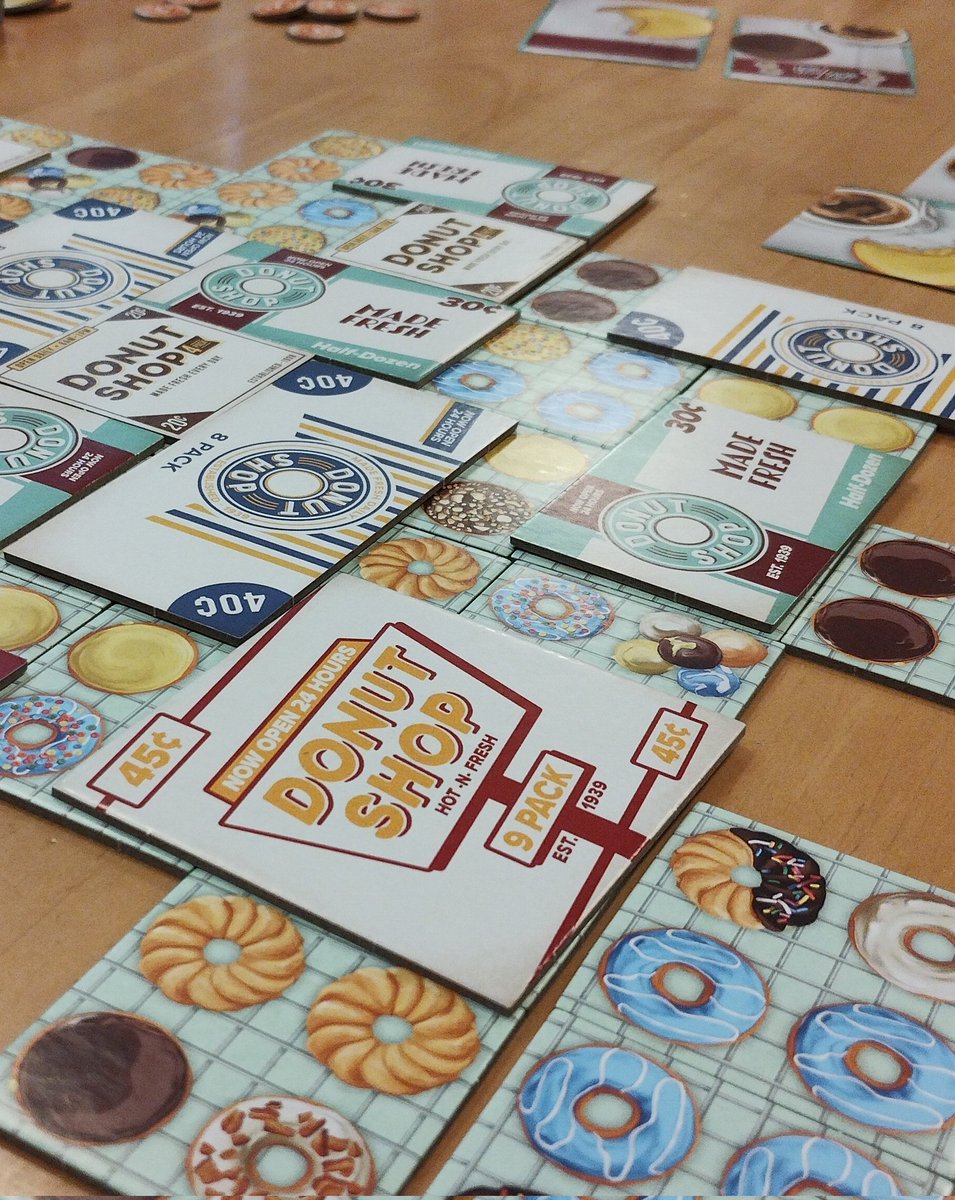 _nusfjord_'s tweet image. 昨日は友人とサニーバードへ。 #DonutShop を初プレイ。ルール分かり易くて、程よいインタラクション。

「箱詰め」での分断＆追加得点が勝負に大きな影響！最後まで油断ならないオモシロがそこにありました🍩

人と遊ぶときはこれくらいのがちょうどいいな〜。