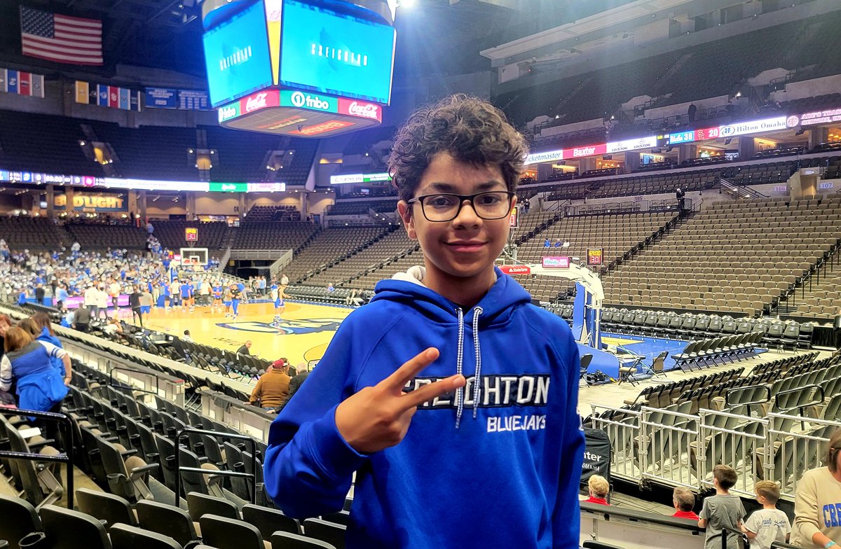 blu_ron's tweet photo. First Creighton bball game #gojays https://t.co/ff90YowZdk