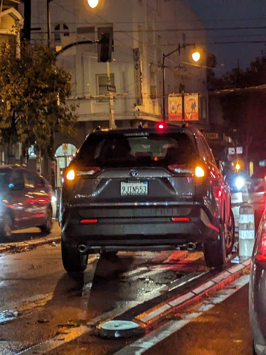 kahingcheung's tweet photo. Suv in the failing middle bike lane pilot @sfmt https://t.co/lzv511bu9R