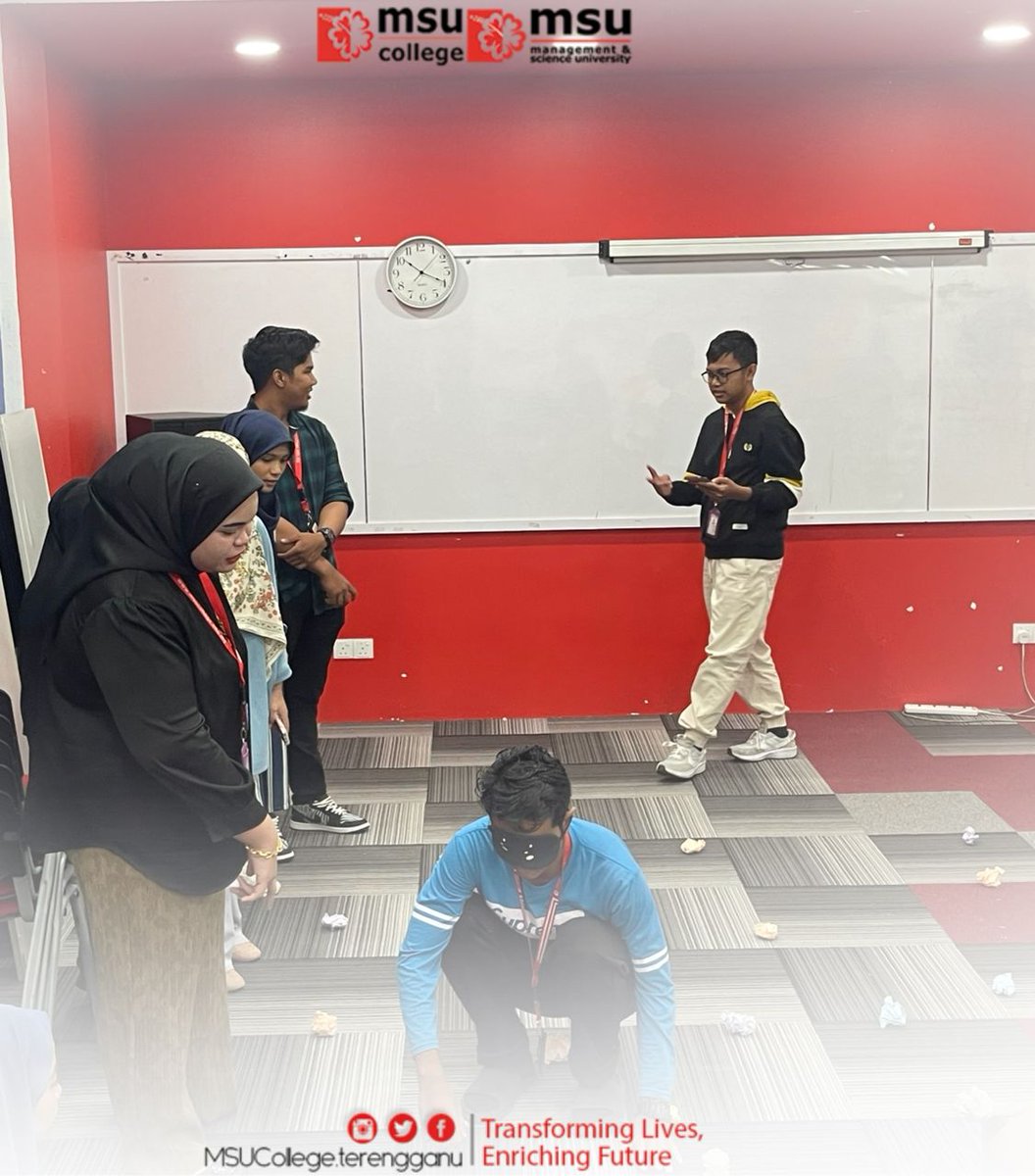 MSUcollege_trg's tweet photo. Students need to listen and interact with their teammates to pick the right colours. Creative game to improve students’ listening and communication skills.
#msurians
#msucollegeterengganu
#msumalaysia 
#communicationskills
#creativegame https://t.co/0in0s5mK5s
