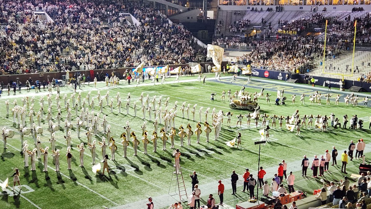 jacquesb's tweet photo. Best entrance in college football #section103 #GoJackets https://t.co/7jUyGhHcmh