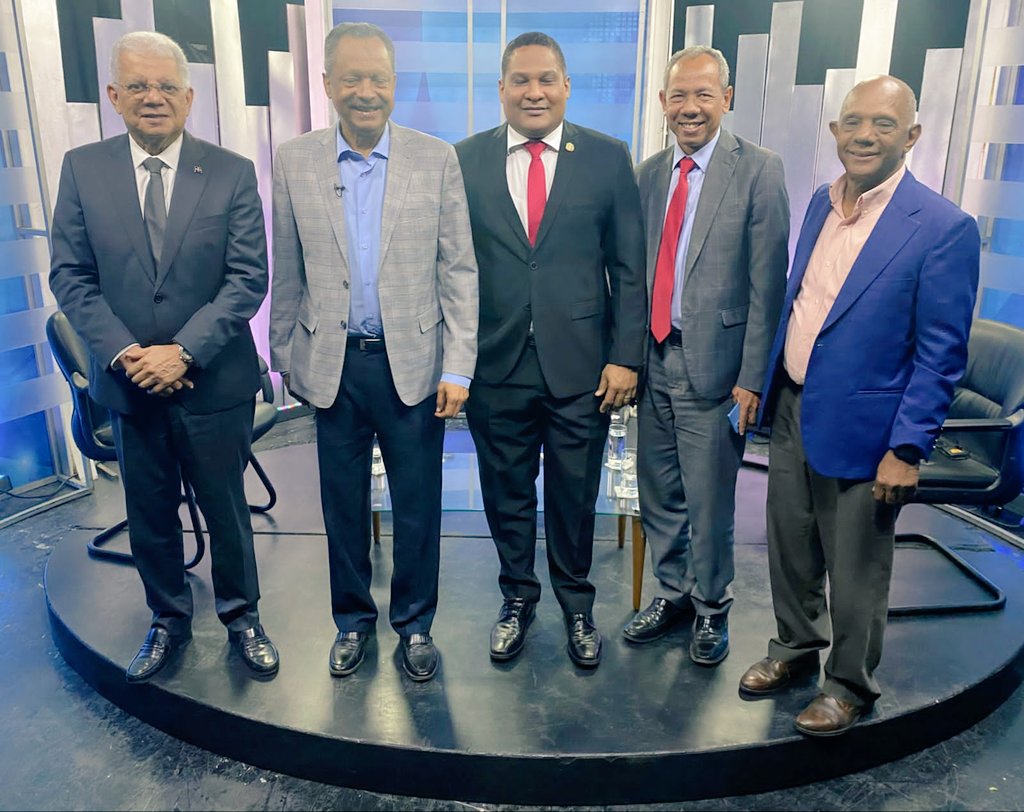 Junto a Fernando Peña <a href="/fernandopenaw/">Fernando Pena</a>, Marino Mendoza, <a href="/marinomendoza/">Marino Mendoza</a>, Frank Martínez  <a href="/FrankMSenador/">FrankMartínezSenador</a> y Don Miguel Guerrero,  <a href="/GuerreroMiguelE/">MiguelEGuerrero</a>

Que honor para mi compartir tribuna con cuatro gigantes de la vida nacional.
Gracias a Dios por la oportunidad.  #11pm @CDN37
