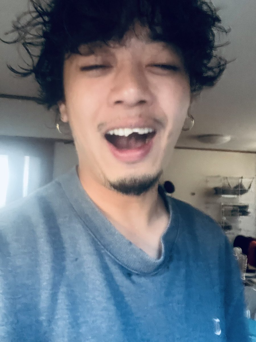 Drumskysky's tweet photo. 酔っ払って朝起きたら前歯無くなってて最悪 https://t.co/9Mu859nEXy