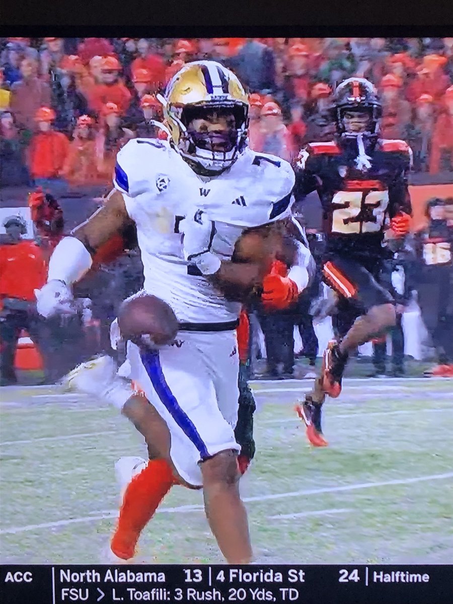 JoePand3Boxers's tweet photo. Rain is a real factor and could derail Washington’s season #PAC12 #cfp https://t.co/mPfutgqz9Q