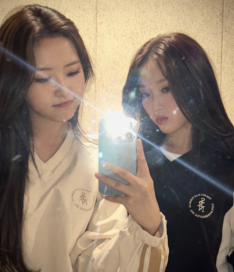 hyejusn's tweet photo. ㅤㅤㅤ

the ulzzang couple we are 

ㅤㅤㅤ https://t.co/jaLzg84m7l