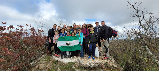 pachilofeos's tweet photo. El pasado sábado 11 nuestros peques llegaron a lo más alto del cerro del Castaño (969 msnm) 🌰tras una marcha envidiable a través de bosques otoñales 🌲🍂🍁. Lee aquí toda la aventura ➡️ https://t.co/JeiVhA41f1
#pachilopeques #IniciaciónAlMontañismo #senderismofamiliar https://t.co/aTh5YFoS6G