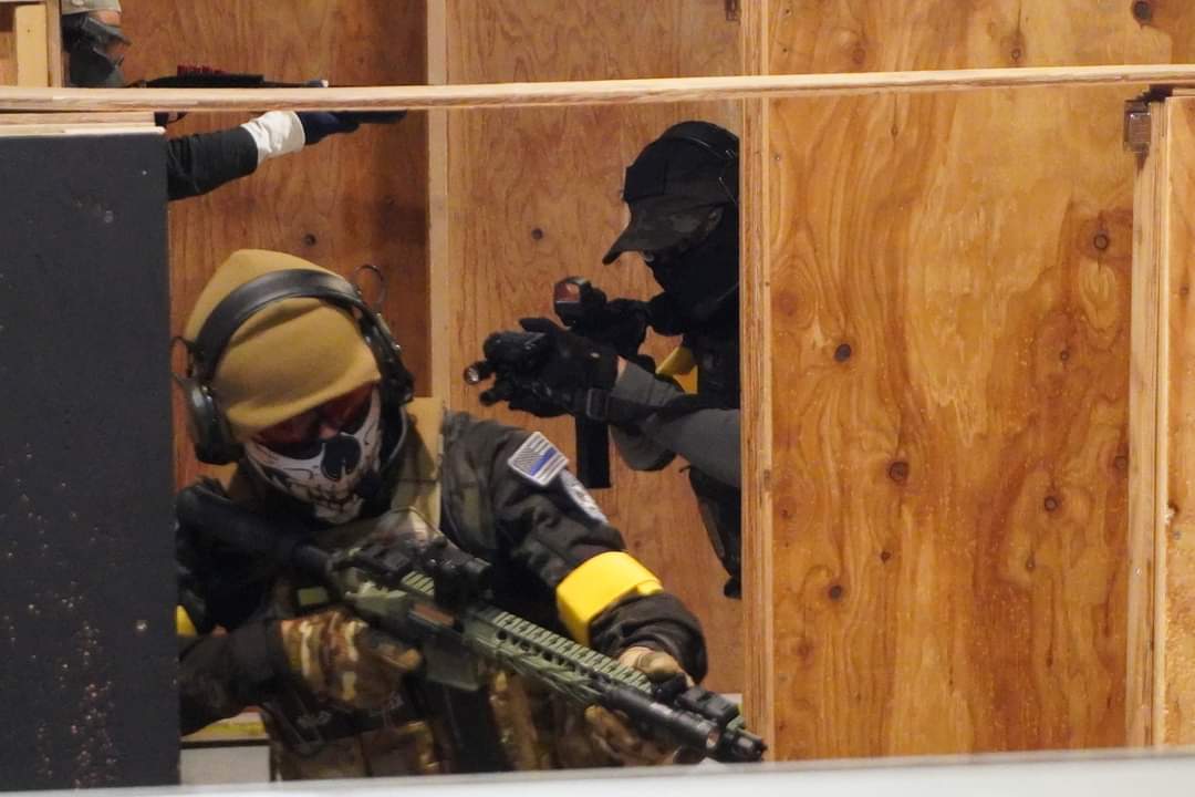 昨日は初BLKFOXに❗
被弾した場所が赤い。鼻の頭がトナカイ。一回だけバディと生き残れたかな。ほんとよく計算された面白いフィールドでした。
#サバゲー
#BLKFOX
#サバイバルゲーム