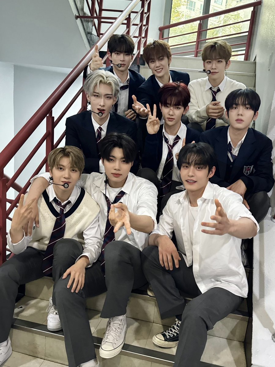 ZB1_official's tweet image. _𝗭𝗘𝗥𝗢𝗙𝗢𝗖𝗨𝗦
평화로운 인기가요에 제베고 F9의 등장이라..❤️🔥
#ZEROBASEONE #ZB1
#제로베이스원
#MELTINGPOINT #CRUSH #가시
#ZEROBASEONE_CRUSH