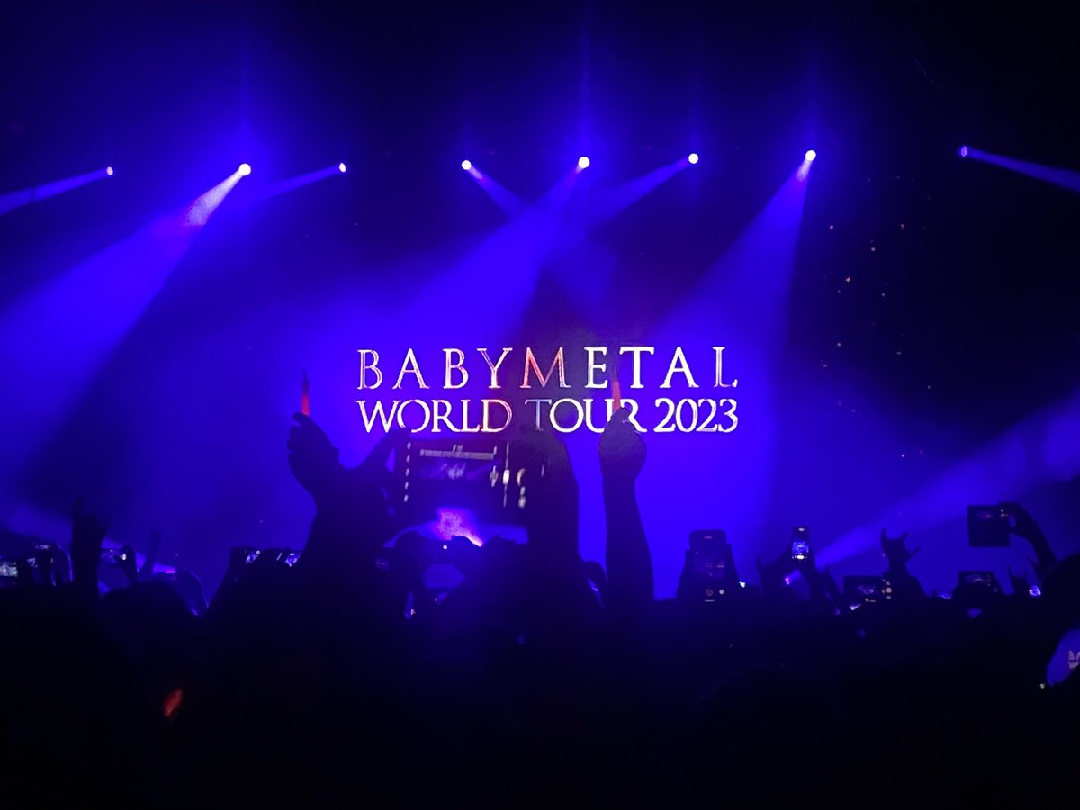susususuXh's tweet photo. 昨日BABYMETALのUK &amp; EUツアーHamburg 公演行ってきた🙌
まず驚いたのが本当に海外のファン多いんだなって。海外で人気！って言ってても実際は日本のファンもかなり海外ツアーに行ってるんだろうなーって舐めたこと思ってたんだけど、日本人を1組しか見なかった。
しかも終わってから知ったんだけど、 https://t.co/tpBPPxFywG