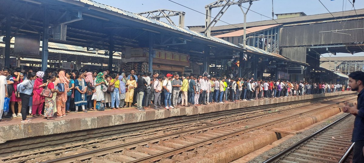 anilsiiingh's tweet photo. Panic situation due to #MegaBlock of #CentralRalway at #Kurla and #Dadar Station https://t.co/49n1EMufPb
