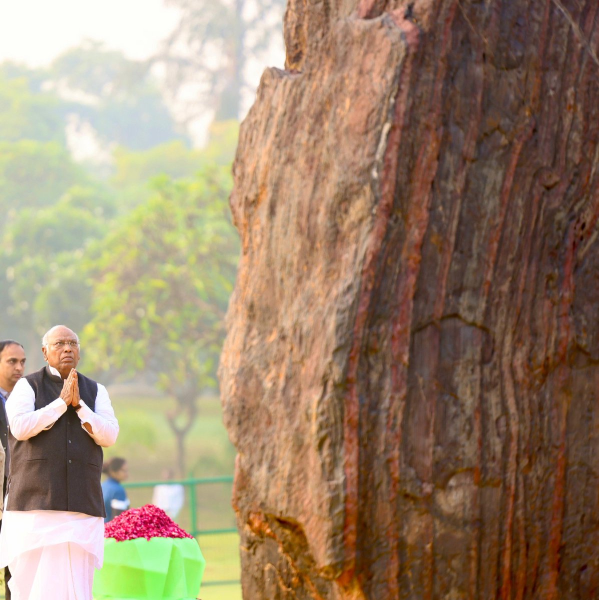 NadeemjavedINC's tweet photo. श्रीमती इंदिरा गांधी जी इस देश के कण- कण में हैं..

आज आयरन लेडी श्रीमती इंदिरा गांधी जी की पावन जयंती के अवसर पर कांग्रेस अध्यक्ष श्री @kharge जी, CPP चेयरपर्सन श्रीमती सोनिया गांधी जी और जननायक श्री @RahulGandhi जी ने उनकी समाधि ‘शक्ति स्थल’ पर पहुंचकर श्रद्धांजलि अर्पित की। https://t.co/AxOj3ZDD3A