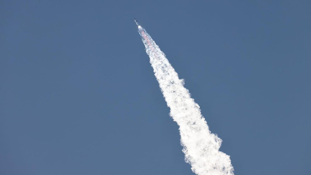 SpaceX’s Starship rocket reaches space but is intentionally destroyed mid-flight cnb.cx/3unalOu