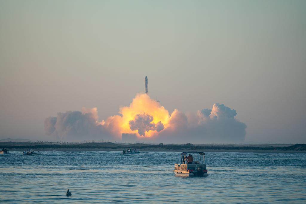 rabitsRlagomorf's tweet image. Some stills of Starship IFT-2 during liftoff #spacex #spacexstarship