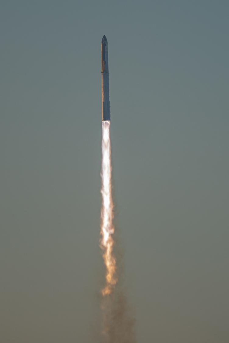 rabitsRlagomorf's tweet image. Some stills of Starship IFT-2 during liftoff #spacex #spacexstarship