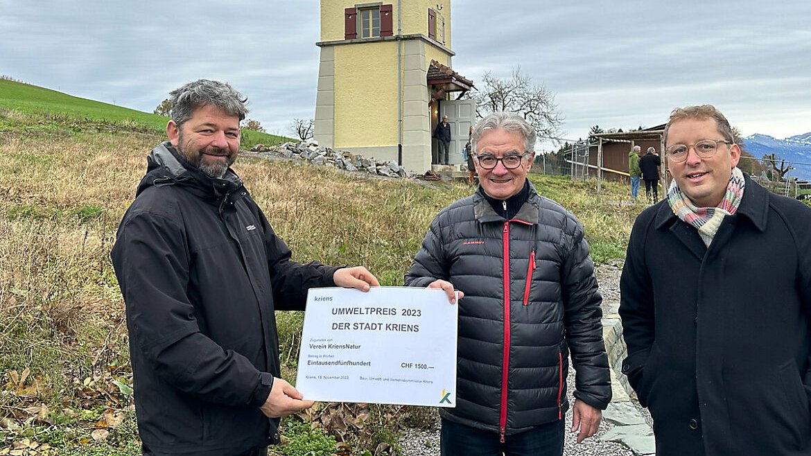 BirdLifeLU's tweet photo. #KriensNatur hat einen ausgedienten Transformatorenturm zu einem Artenschutzturm für #Mauersegler, #Dohle, #Igel usw. ausgebaut. Die Sektion hat dafür jetzt den Umweltpreis der Stadt #Kriens 2023 erhalten hat. @BirdLifeLU gratuliert herzlich! #Gutgemacht! https://t.co/QLiYMh1YyG https://t.co/0iQzn4KTqG