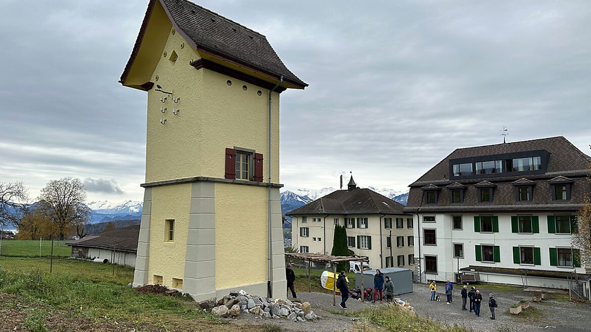 BirdLifeLU's tweet photo. #KriensNatur hat einen ausgedienten Transformatorenturm zu einem Artenschutzturm für #Mauersegler, #Dohle, #Igel usw. ausgebaut. Die Sektion hat dafür jetzt den Umweltpreis der Stadt #Kriens 2023 erhalten hat. @BirdLifeLU gratuliert herzlich! #Gutgemacht! https://t.co/QLiYMh1YyG https://t.co/0iQzn4KTqG