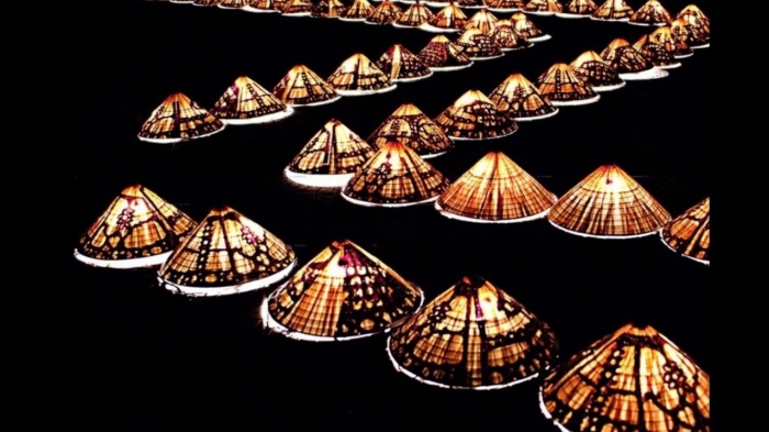 testusername4's tweet photo. Traditional craft village of Hue ancient capital

Conical hat craft village
- For a long time, the conical hat has been considered a beautiful symbol associated with the image of romantic Hue. In Hue, there are many famous hat villages such as Da Le, Doc So, Phu Cam, Kim Long, Trieu Tay... formed several hundred years ago and developing until now.
- To create a graceful and sophisticated conical hat, hat makers have to go through many meticulous steps, from choosing the frame, bending the brim, roofing leaves, cutting patterns, and completing the hat to the final step. is polished and preserved. Along with skillful hands is the love of craft within each artisan.