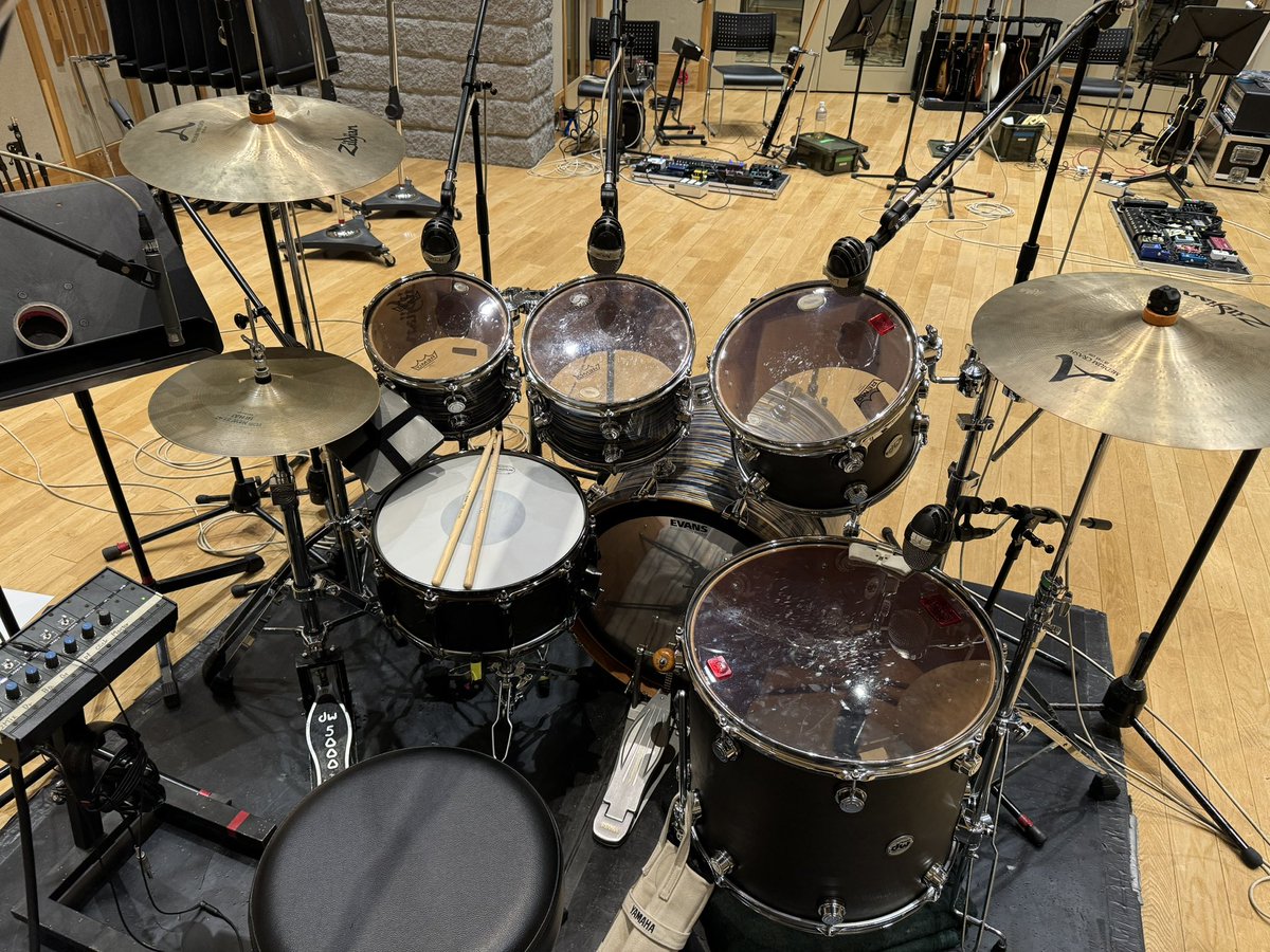 TWP_imamura's tweet image. ちょっと久しぶりのレコーディングにドラムテックにて参加させて頂きました。最近お迎えしたDWジャズシリーズ（cherry/gum）をドラマー氏の同機種と組み合わせてジェフポーカロを彷彿させる3タム＆1フロアのセットにて良きサウンドが録れました！
楽しいセッションでした！
#drumtech #drumworkshop