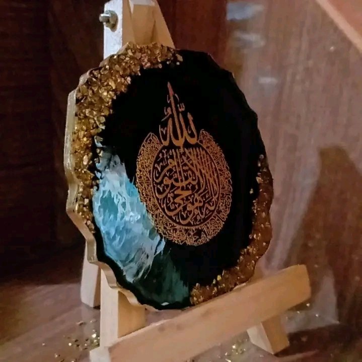 Black and Gold Ayatul kursi 
.
.
DM to ordar 
customization Available 💫

#resin #resinart #resinartwork #resinartist #resinartistindia #handmade #handmadewithlove #handmadegifts #handmadecrafts #handmadeinindia #birthdaygifts #birthdaygiftideas #mirrors #handmirror #instaresin