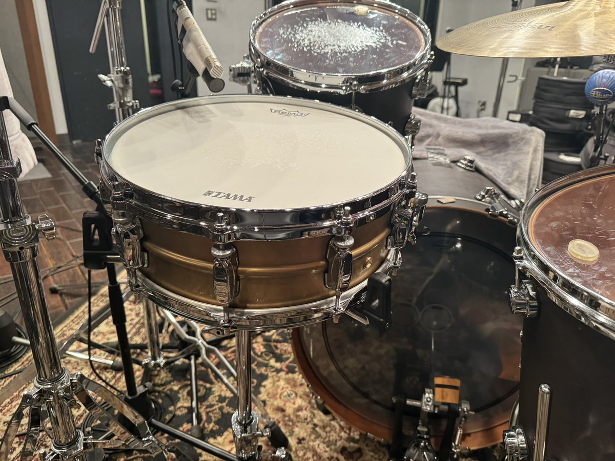 TWP_imamura's tweet image. 初めましてのレコーディングにドラムテックにて参加させて頂きました。ピストルズ、ラモーンズ、クラッシュを彷彿させるシンプルでパンキーなロックで、女性ならではの柔らかくドライブする素晴らしい女性ドラマーのサウンドが素晴らしかったです！#drumtech #drums #drumworkshop