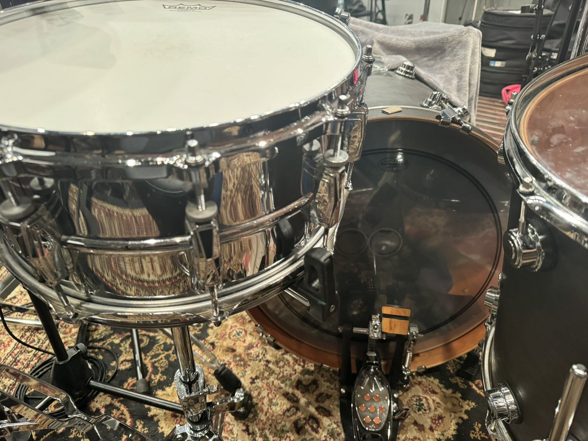 TWP_imamura's tweet image. 初めましてのレコーディングにドラムテックにて参加させて頂きました。ピストルズ、ラモーンズ、クラッシュを彷彿させるシンプルでパンキーなロックで、女性ならではの柔らかくドライブする素晴らしい女性ドラマーのサウンドが素晴らしかったです！#drumtech #drums #drumworkshop