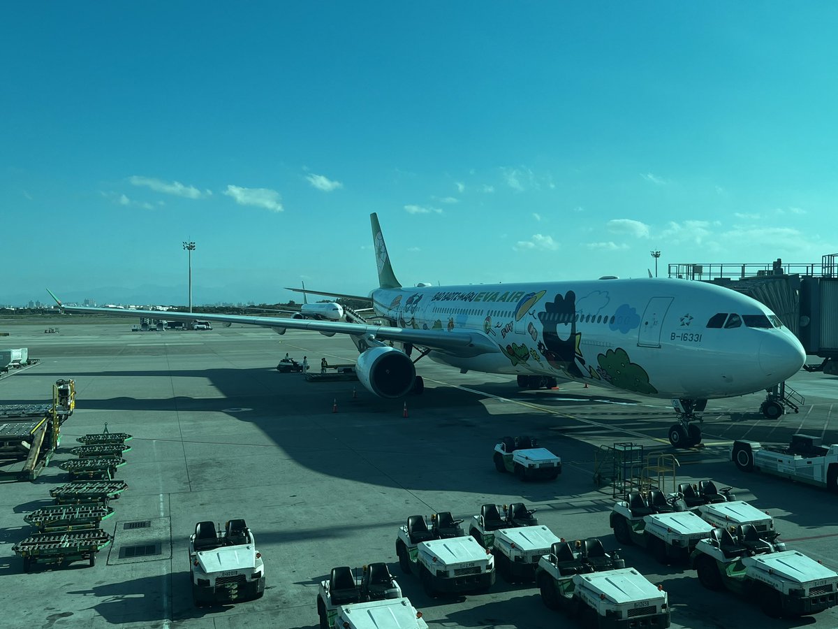 shao_bing's tweet photo. #台北 再见
#桃園空港 で #佐藤健 発見!
今日は #evaair の #HelloKitt Jetだ
#ラッキー https://t.co/7F6JBCYAUh