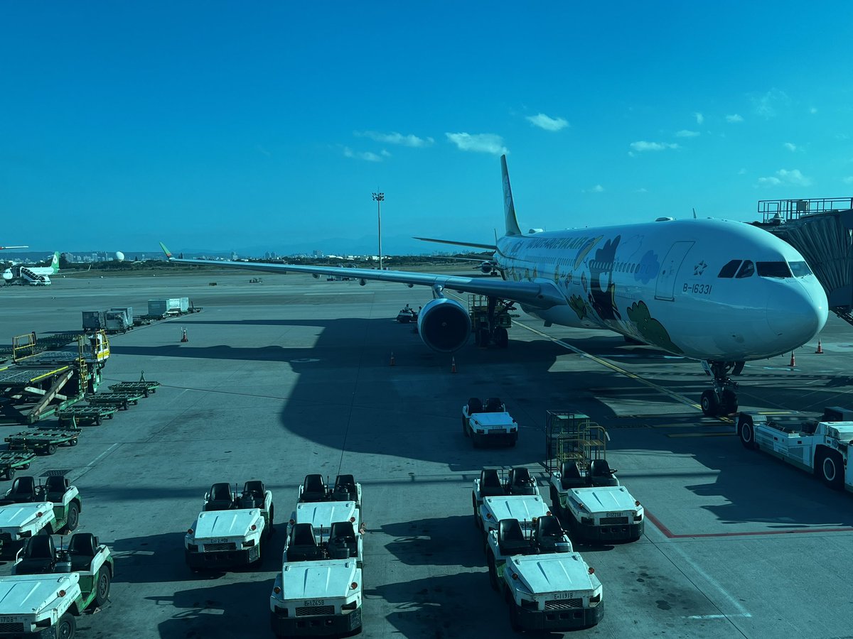 shao_bing's tweet photo. #台北 再见
#桃園空港 で #佐藤健 発見!
今日は #evaair の #HelloKitt Jetだ
#ラッキー https://t.co/7F6JBCYAUh
