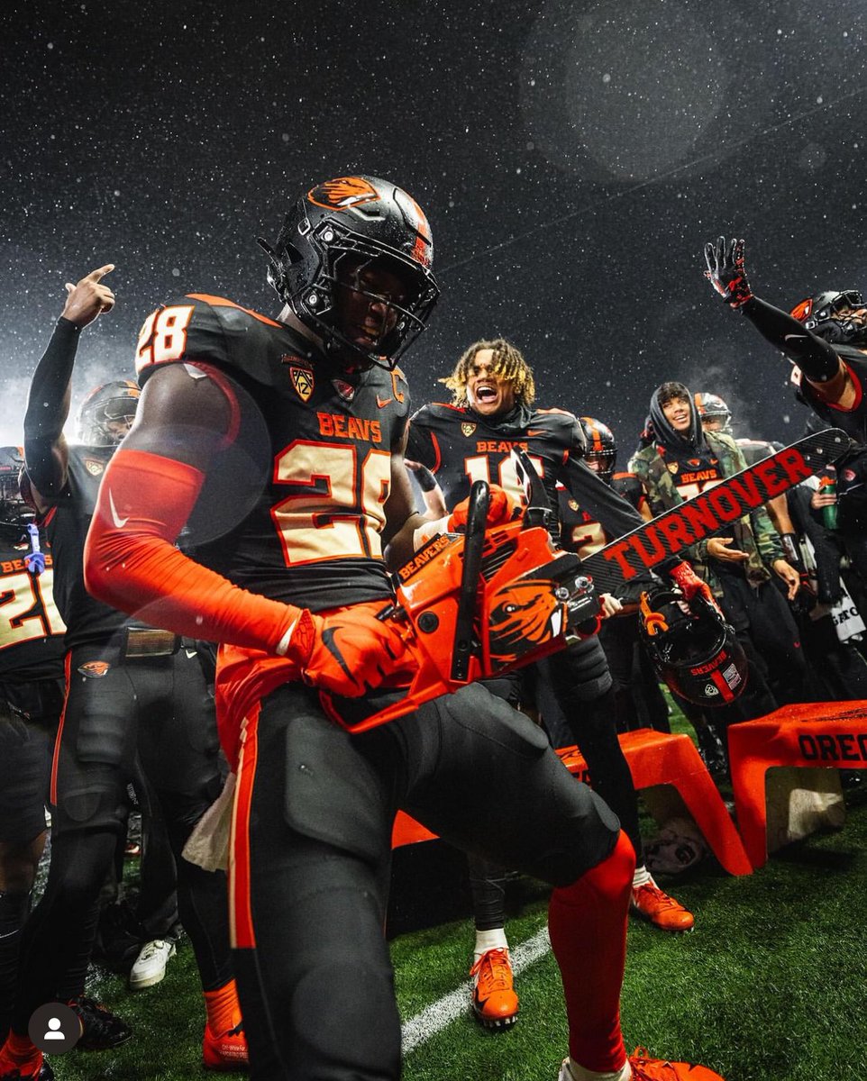 Can we just appreciate this incredible photo of @Kitan_Oladapo  and the Turnover Chainsaw! #GoBeavs