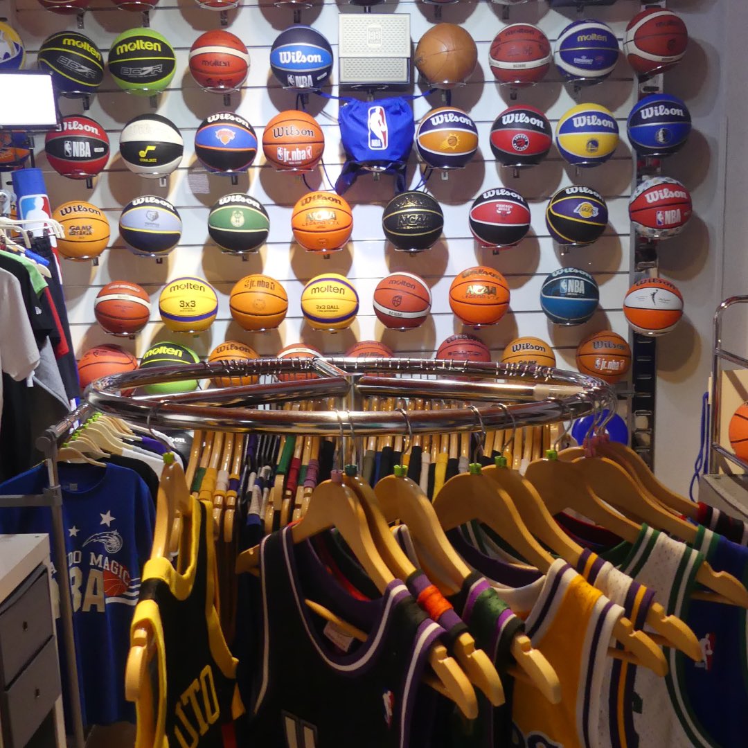 basketspirit's tweet photo. La duda no es dónde, la duda es cuándo y cuánto…
#basketspiritmadrid #balonesbaloncesto #regalosnba #librosnba #baloneseuroliga https://t.co/OjSzYwV3kk