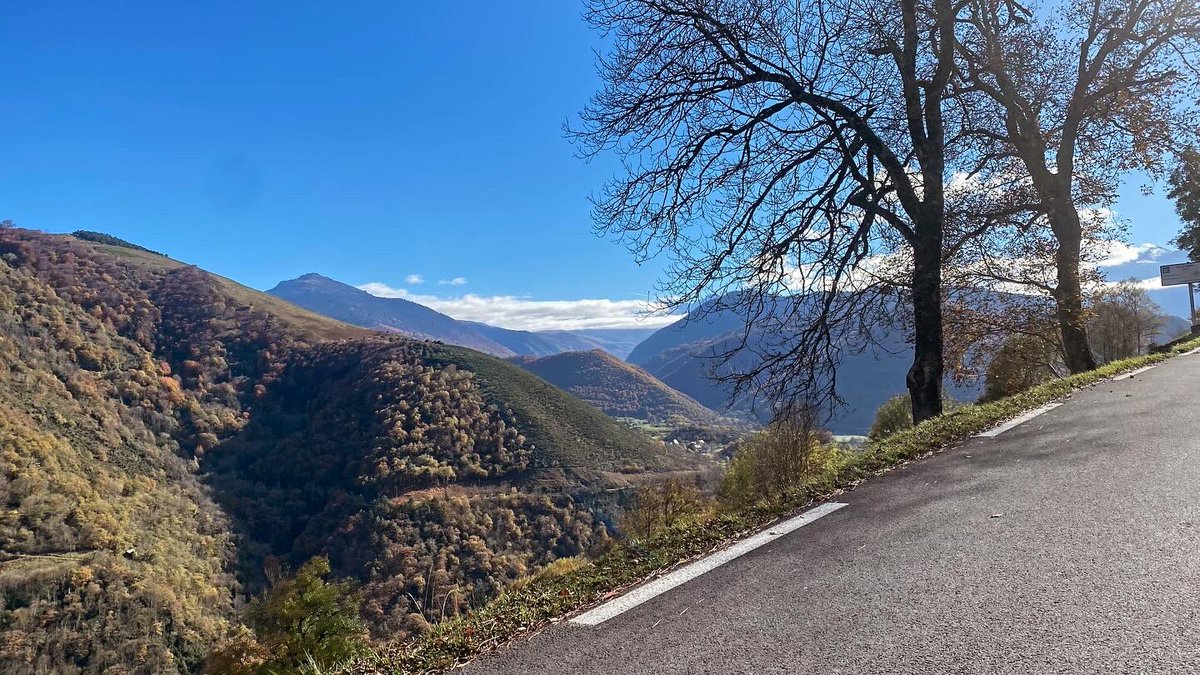 Pause sérénité dans les cols pyrénéens avant l’arrivée des premières neiges ❄️ 

Seul sur les routes, loin de l’agitation du monde ☺️ ⛰️ 
Cols d’Aspin, de la Hourquette d’Ancizan, d’Azet, de Peyresourde et Port de Balès 

#cycling