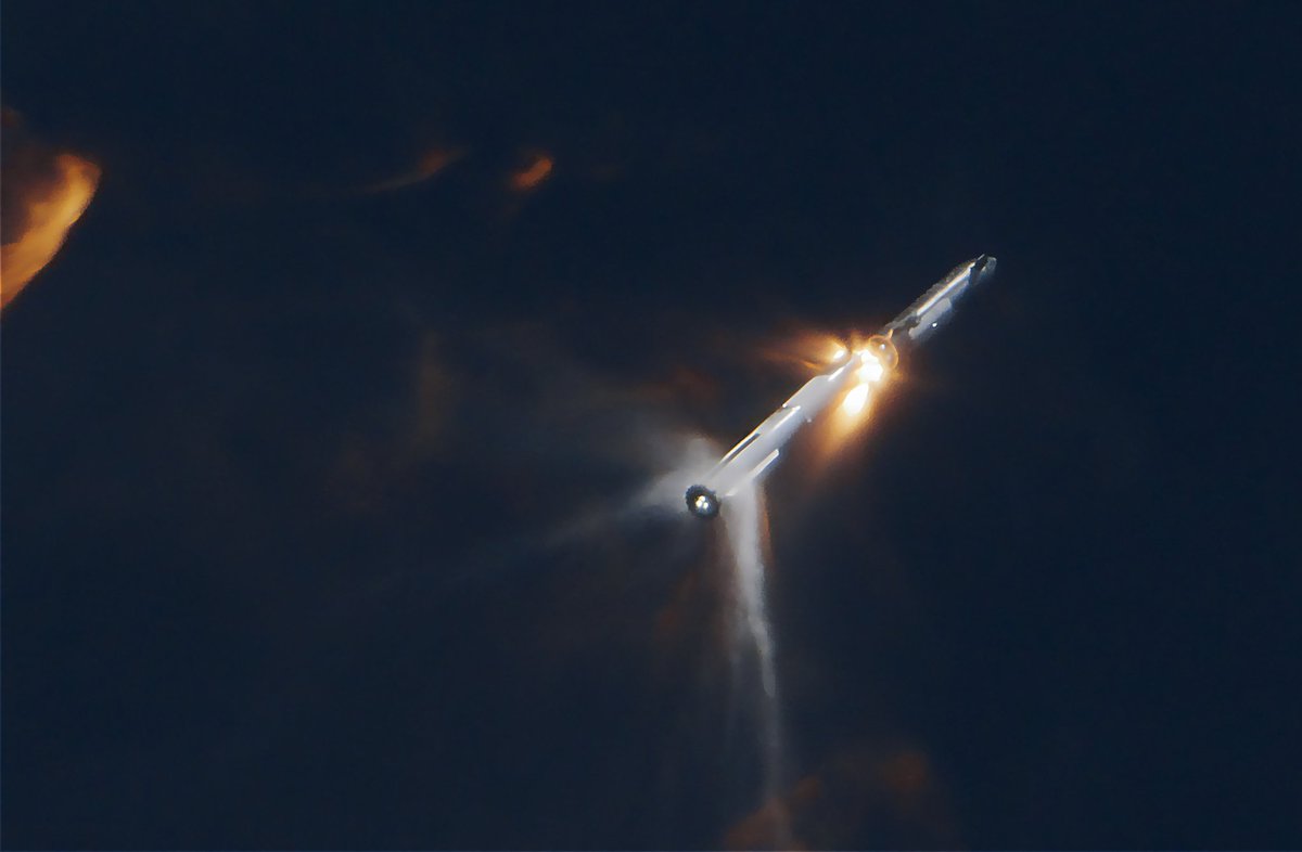 Pinggai2's tweet photo. A real rocket.
Never backs out of a race!

#SpaceX #Starship https://t.co/aEnauMtQSV